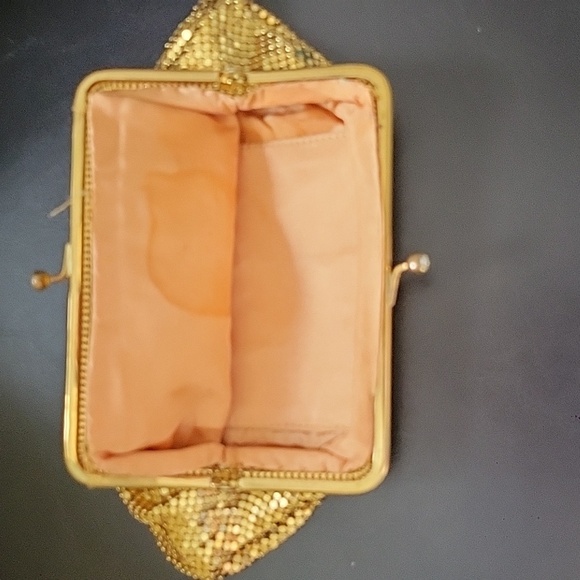 Vintage Gold Mesh Clutch Bag with Textured Surface - Picture 4 of 6